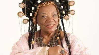 Aos 83 anos, Neusa Borges volta aos palcos na Paixão de Cristo