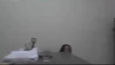 Autor é flagrado com pessoa escondida sob mesa em audiência virtual