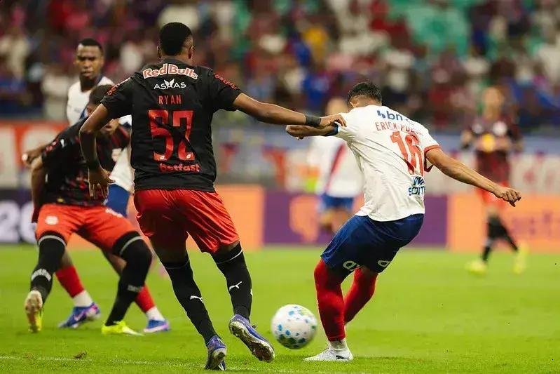Bahia supera Bragantino na Fonte Nova e encosta na liderança do Brasileirão