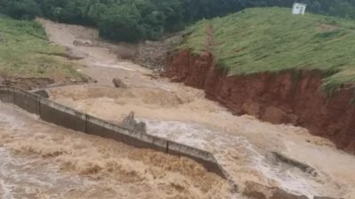 Barragem transborda em Porteirinha (MG) após fortes chuvas; emergência decretada