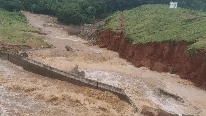 Barragem transborda em Porteirinha (MG) após fortes chuvas; emergência decretada