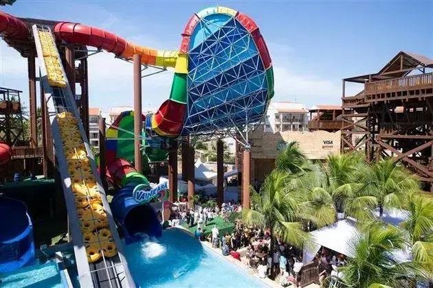 Beach Park ou Hot Park: qual é o melhor parque aquático para sua família?