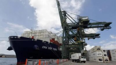 Brasil fecha fevereiro com superávit de US$ 4,2 bi e recorde de exportações