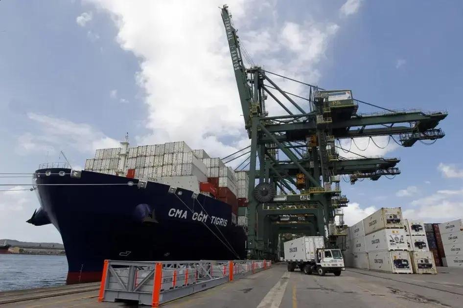 Brasil fecha fevereiro com superávit de US$ 4,2 bi e recorde de exportações