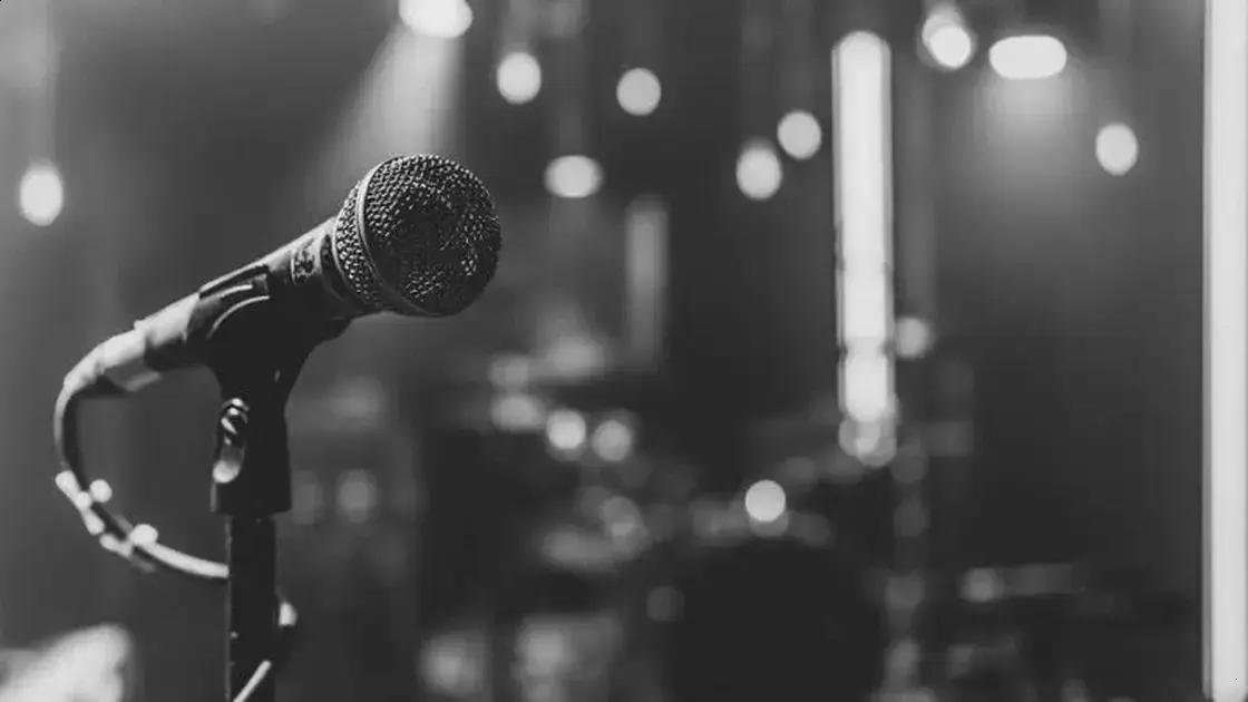 Cantora Adriana Araújo é internada após aneurisma grave e irreversível