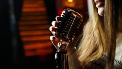 Cantora relata agressão na relação: 'Quebrou uma cadeira em mim'