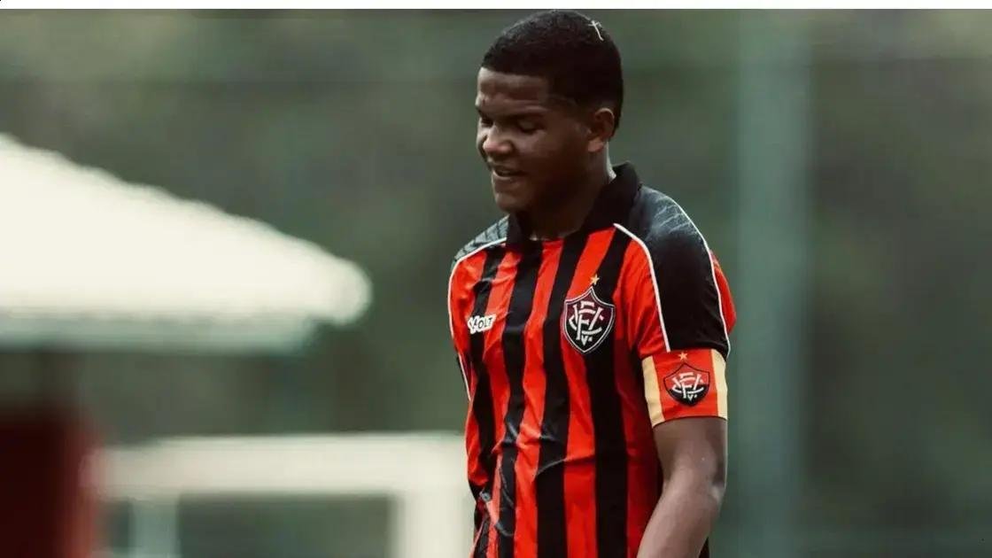 Capitão do Vitória assina contrato até 2029 e é convocado à Seleção