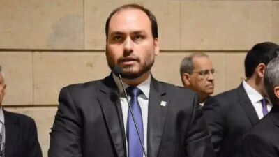 Carlos Bolsonaro fixa postagem e ataca adversário com ofensas enigmáticas