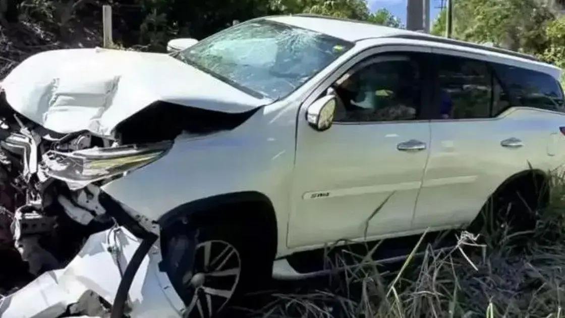 Carro é encontrado abandonado após colisão na entrada da Costa do Sauípe