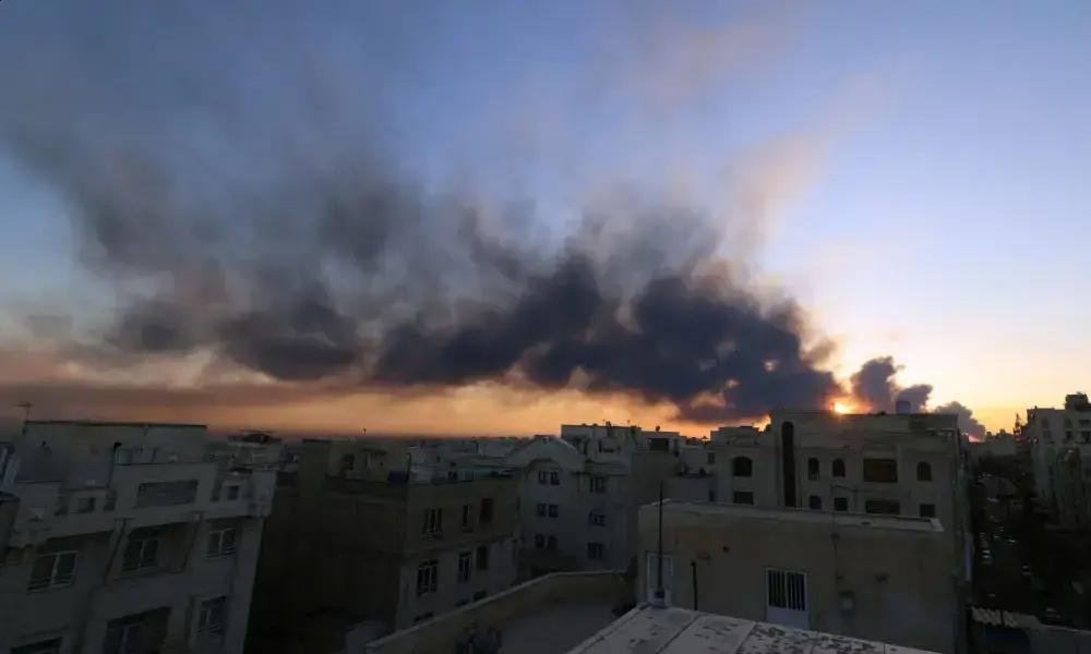 Céu escurece em Teerã após ataques a depósitos de combustível
