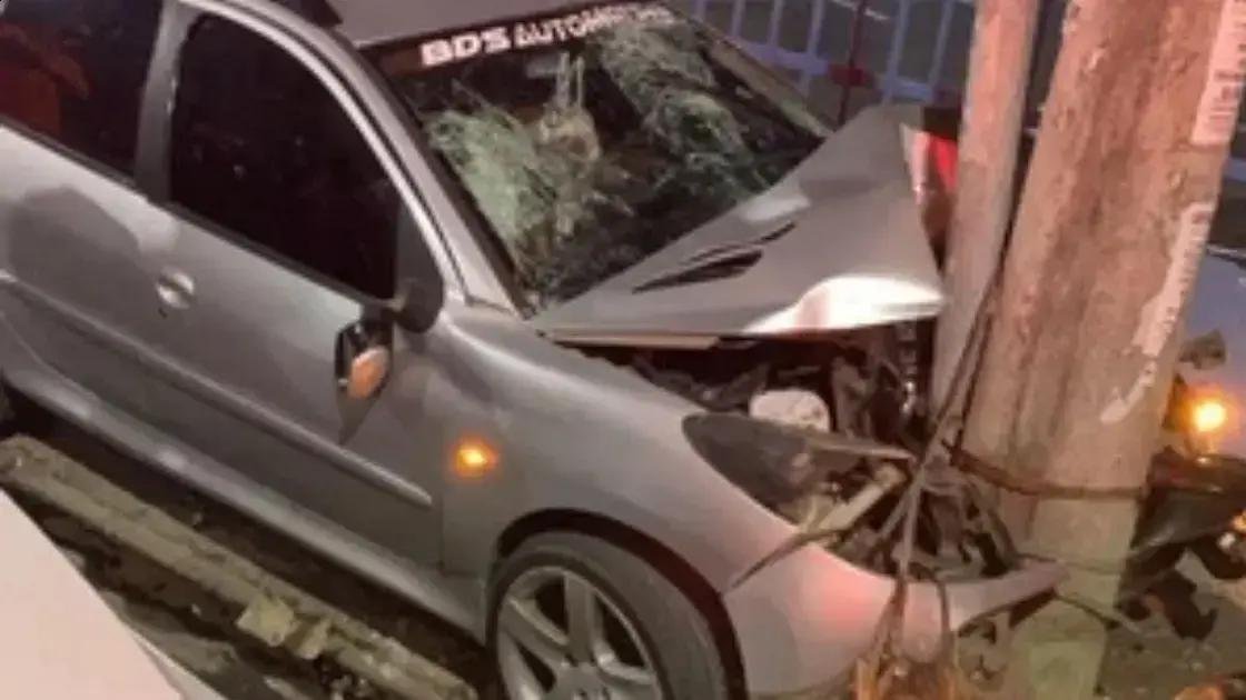Colisão em Salvador: motorista e passageira morrem após bater em poste
