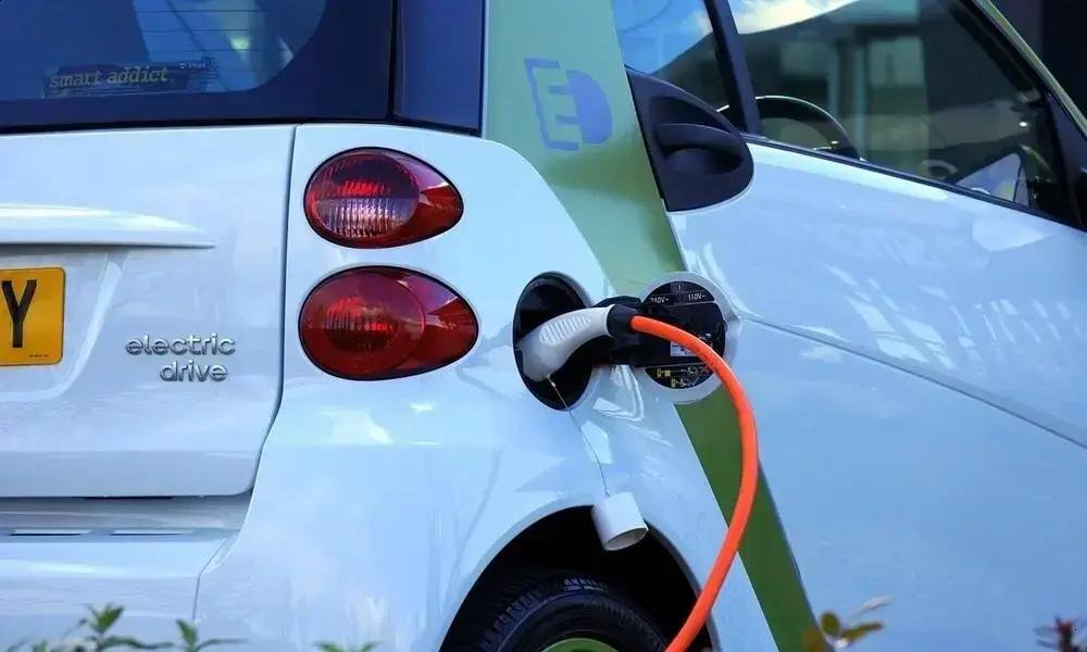Como carregar o carro elétrico em viagens para a praia: guia prático
