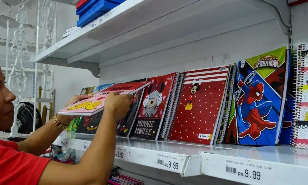 Como etiquetar material escolar: técnicas duráveis para não perder nada