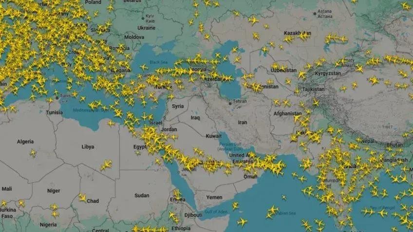 Companhias aéreas suspendem voos no Oriente Médio e reacomodam passageiros