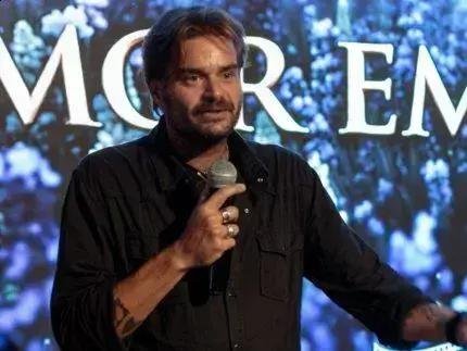 Davi Lacerda enfrenta seu maior desafio ao dirigir 'Amor em Ruínas'