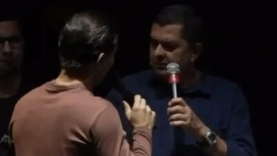 Deputado embriagado sobe ao palco e interrompe show de Tayrone em festa