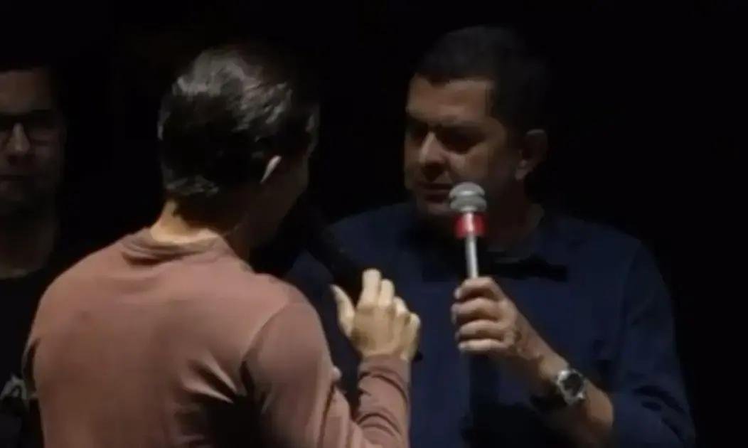 Deputado embriagado sobe ao palco e interrompe show de Tayrone em festa