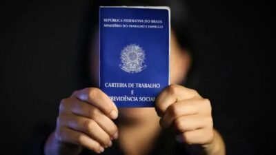 Empregada demitida por justa causa após recusar entregar CTPS na Bahia
