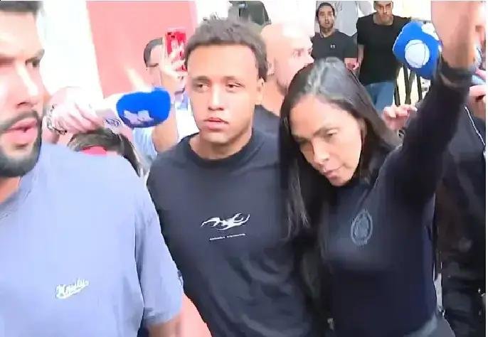 Estupro coletivo em Copacabana: indiciados se apresentam; um veste camiseta