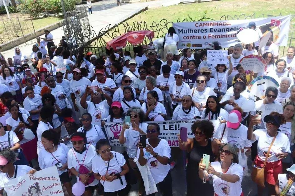 Evangélicas realizam caminhada em Salvador contra o feminicídio