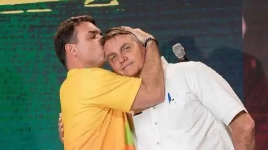 Flávio Bolsonaro passa a ser advogado de Jair e amplia visitas na prisão