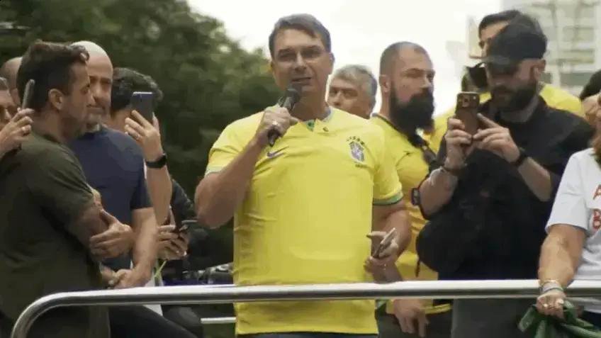 Flávio Bolsonaro registra boletim contra usuário que ameaçou atentado