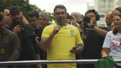 Flávio Bolsonaro usa colete balístico em ato na Paulista; entenda motivo