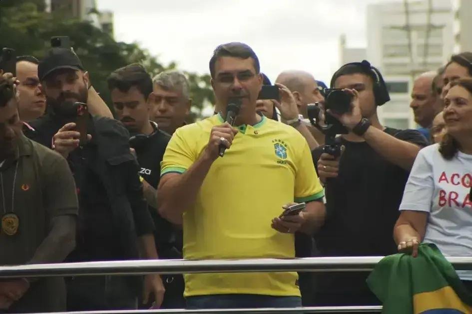 Flávio Bolsonaro usa colete balístico em ato na Paulista; entenda motivo