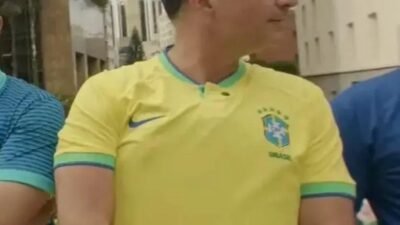 Flávio Bolsonaro veste colete à prova de balas em ato na Paulista