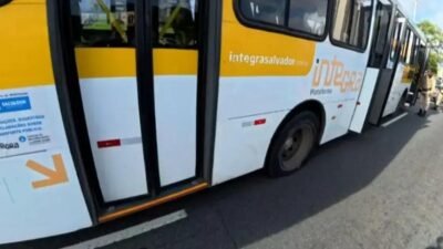 Homem em surto rouba ônibus e PM atira em pneu na Paralela, trânsito intenso