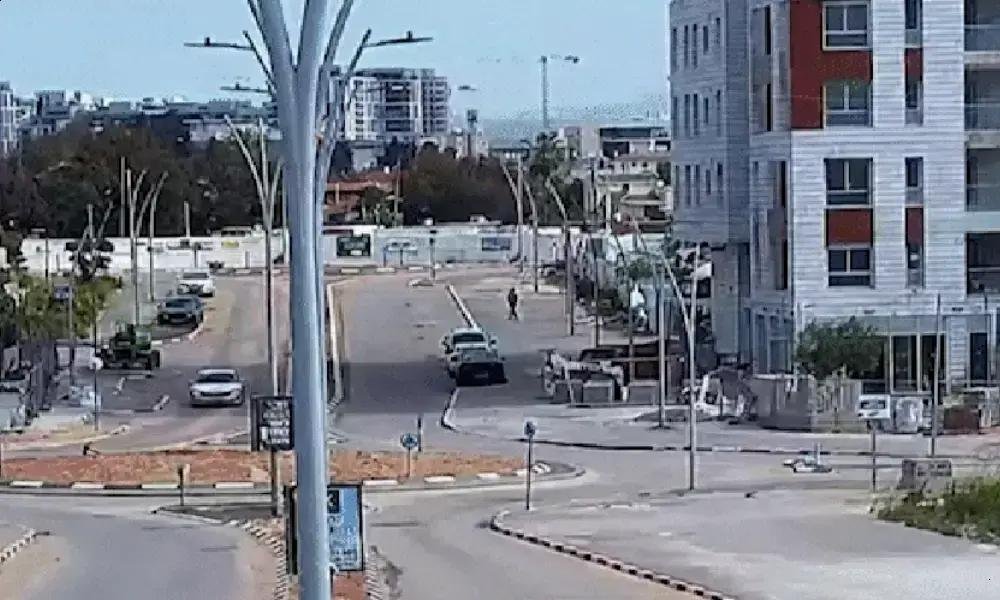 Homem lançado ao chão por impacto de míssil iraniano em Or Yehuda