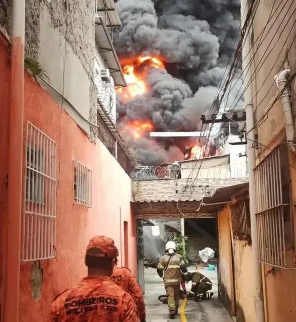 Incêndio atinge galpão em Ramos (RJ); bombeiros trabalham sem vítimas