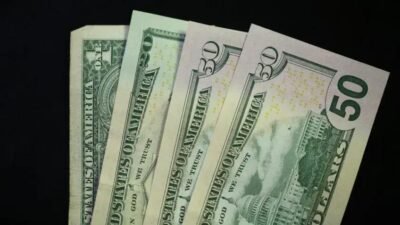 Inflação anual dos EUA permanece em 2,4% em fevereiro; pressão sobre energia