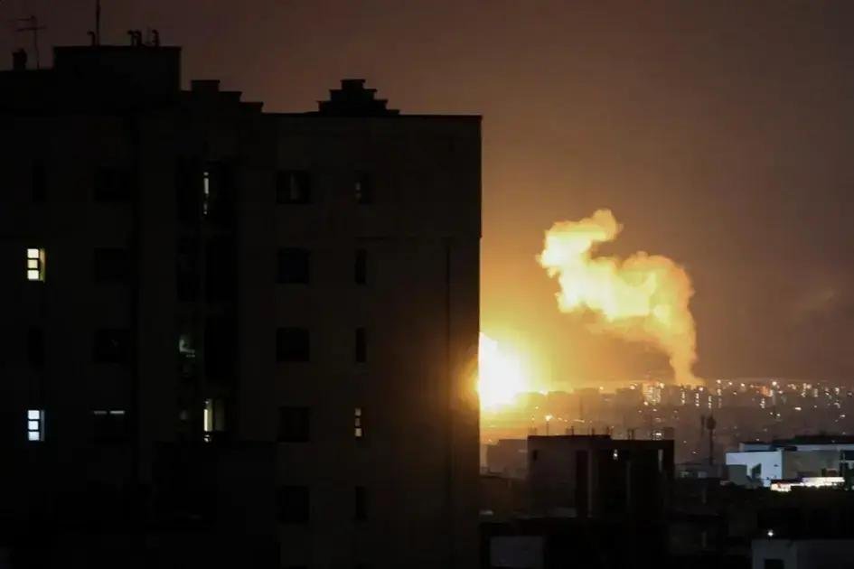 Irã lança mísseis contra Tel Aviv; Israel aumenta bombardeios no Líbano