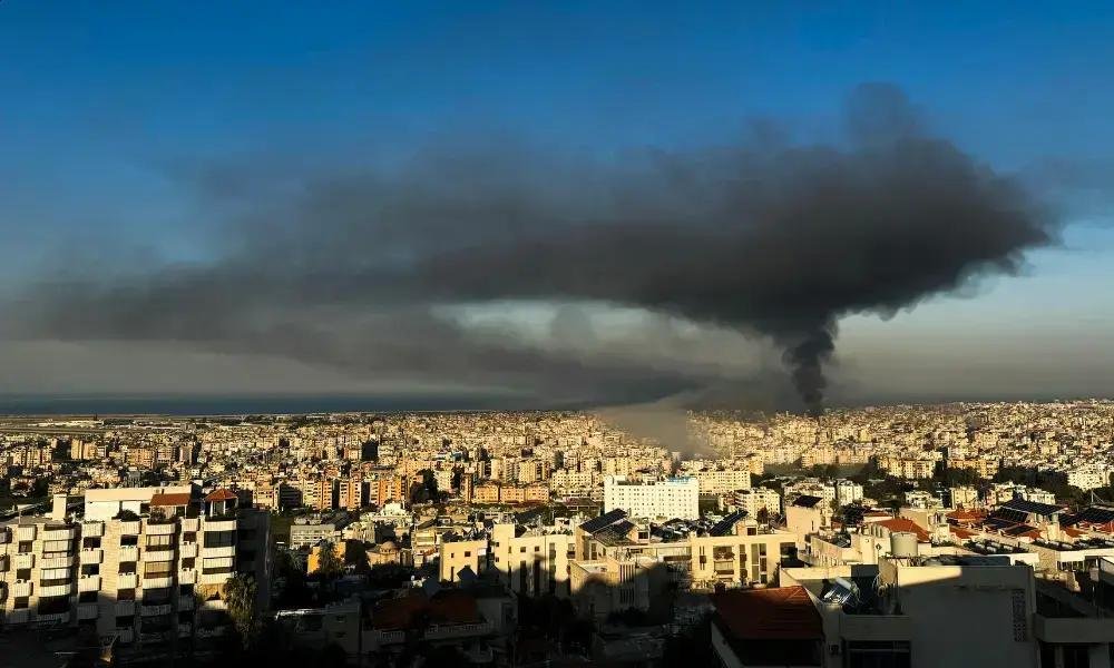 Israel realiza ataques simultâneos em Teerã e Beirute; alvos militares atingidos