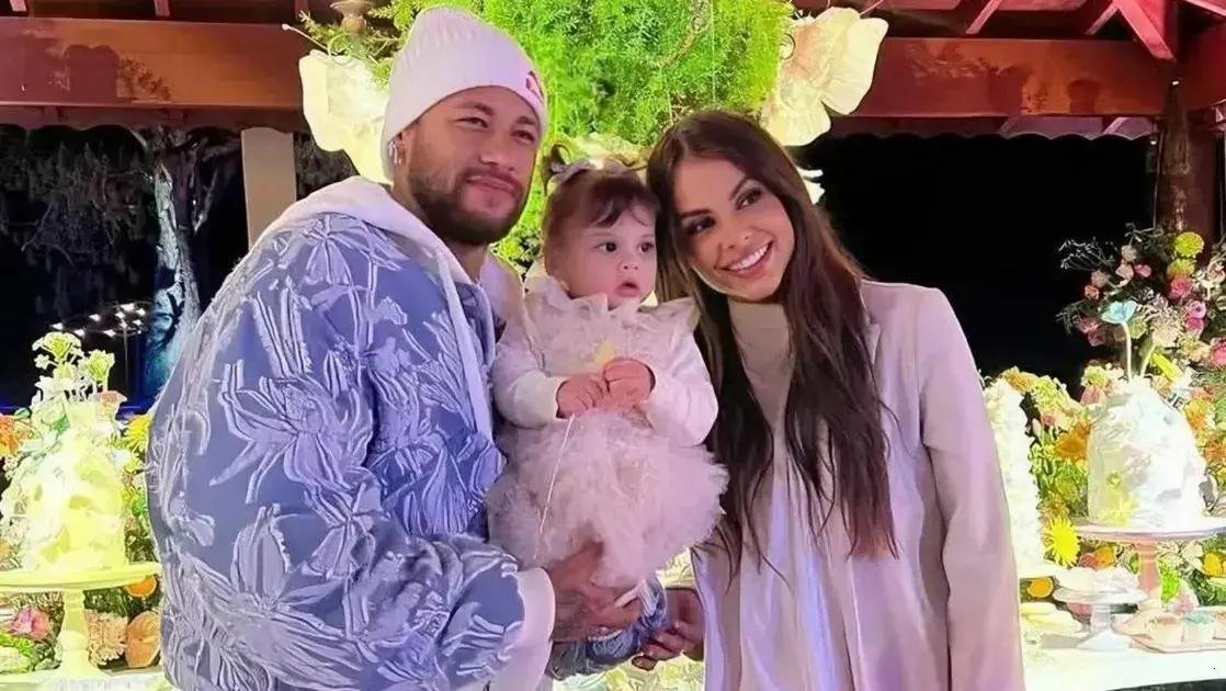 Mãe da filha de Neymar, Amanda Kimberlly, abandona mansão por segurança