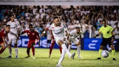 Neymar tenta convencer Ancelotti e Santos perde para o Internacional