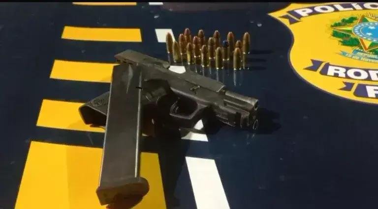 PRF prende foragido por homicídio e apreende arma na BR-101 durante perseguição