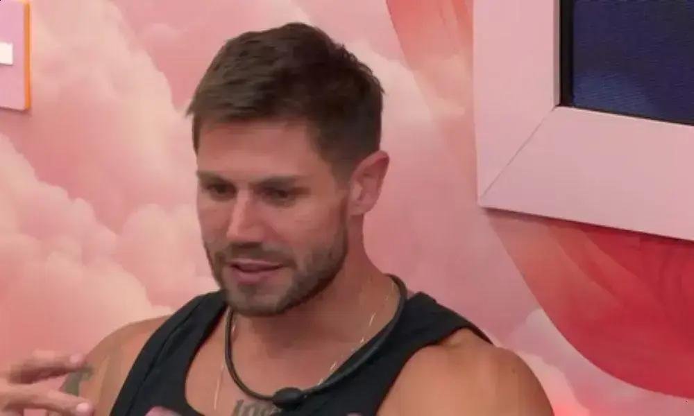 Retorno de Breno abala Jonas no BBB 26 e provoca crise entre aliados
