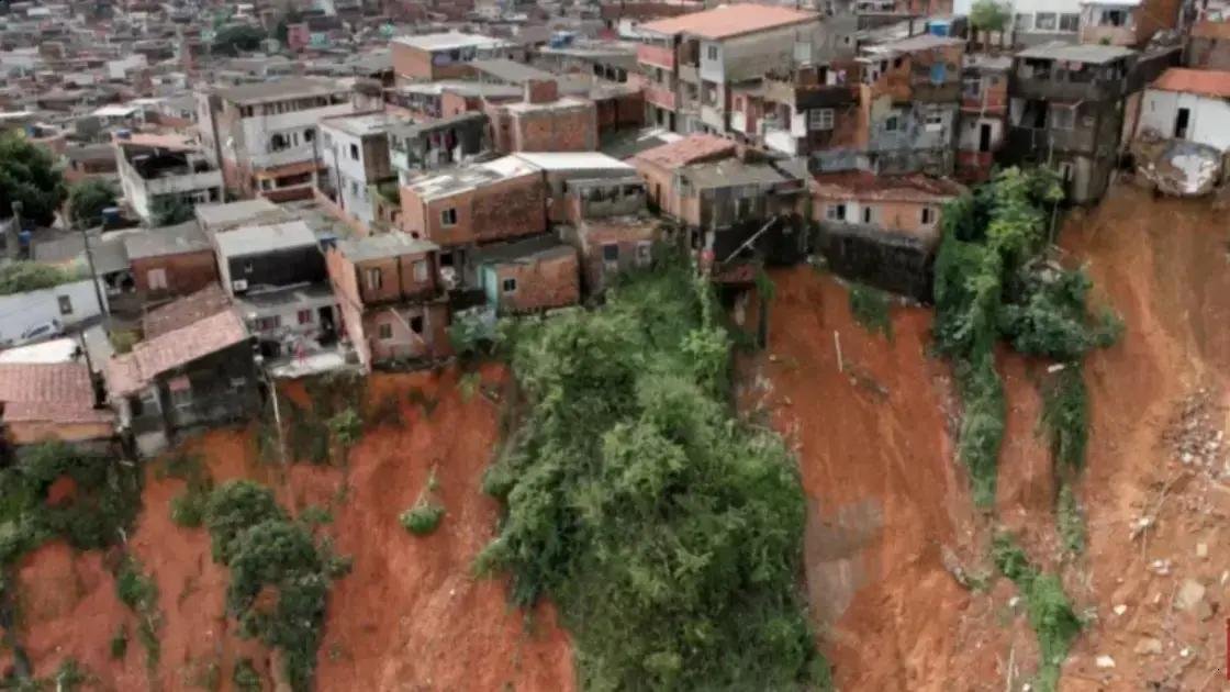 Risco de desabamento em Pernambués: obra paralisada preocupa moradores
