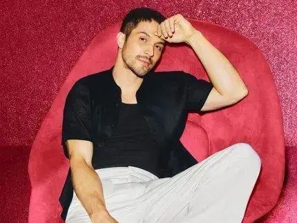 Rômulo Estrela se emociona com surpresa de esposa e filho no aniversário