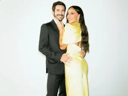 Sabrina Sato mostra buquê e carta de Nicolas Prattes ao celebrar 2 anos