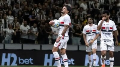 São Paulo perde liderança para Atlético-MG; Lucas Moura é levado ao hospital