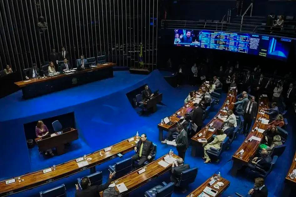 Senado aprova licença-paternidade de até 20 dias e institui salário-paternidade