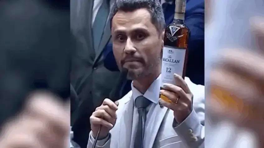 Senador leva garrafa de Macallan ao Senado e pede impeachment de ministros