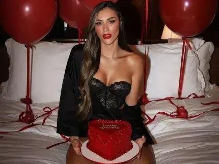 Tainá Militão celebra 29 anos com ensaio sensual e homenagens