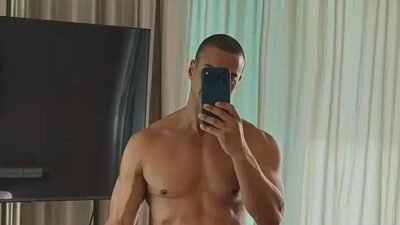 Thiago Oliveira posa de sunga e arranca elogios na web antes do BBB26