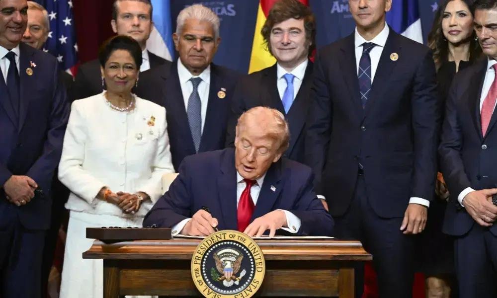 Trump diz que Cuba vive ‘seus últimos momentos’ em cúpula na Flórida