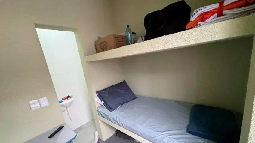 Veja as imagens: a cela onde Filipe Martins está preso em Ponta Grossa