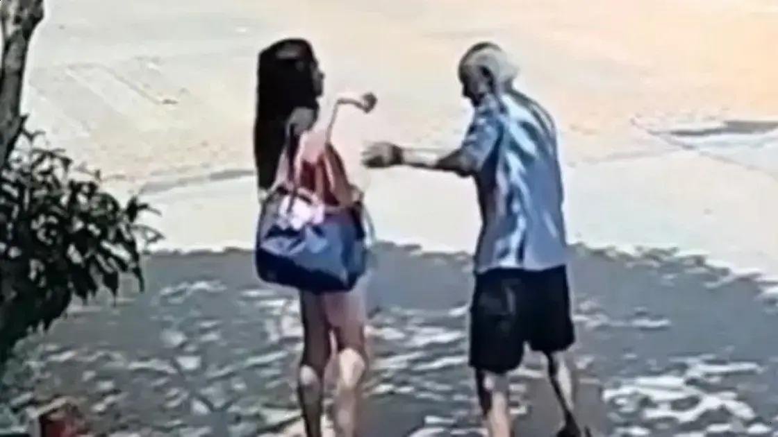 Vídeo mostra mulher presa após roubar carteira de idoso de 92 anos